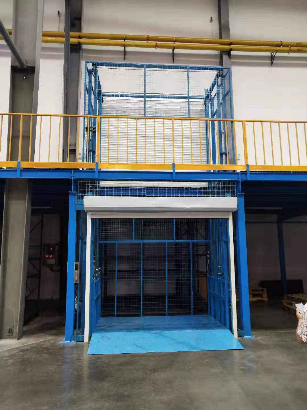 货梯导轨式升降机(导轨式升降货梯厂家哪里好)